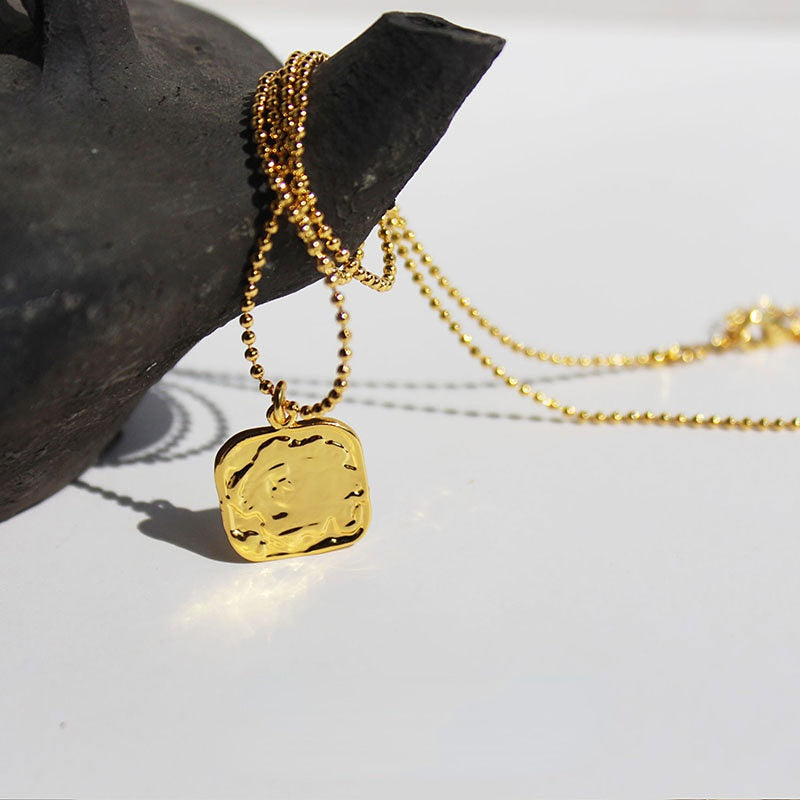 Venta al por mayor de cobre tridimensional en relieve figura disco colgante suéter collar